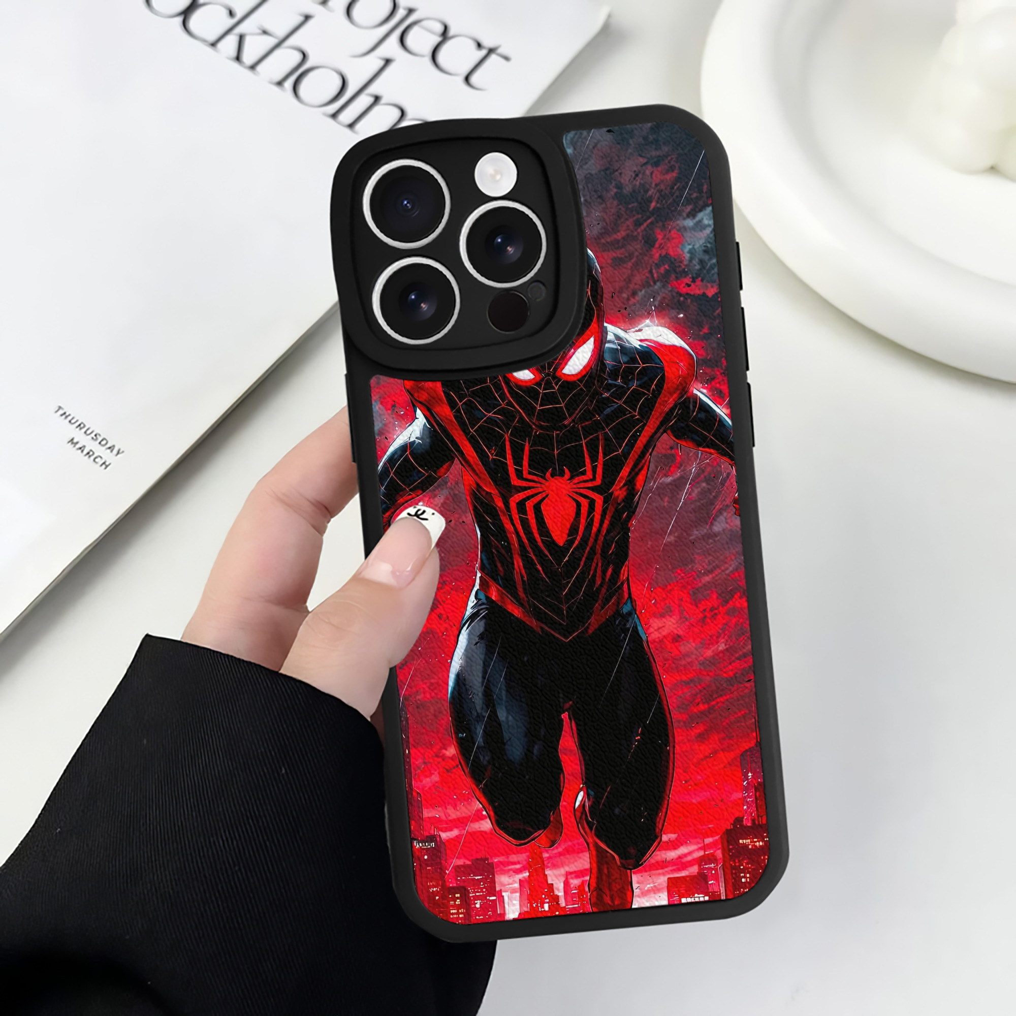 （画像用） Spider Man スパイダーマン 【iPhone 16シリーズ対応】シリコンスマホケース（レザー調） 材質：シリコン